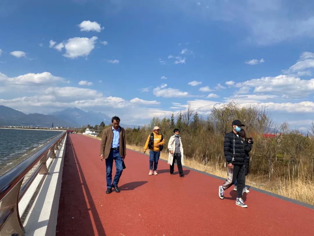麗江這里環(huán)海而建的長廊，你不來看看？