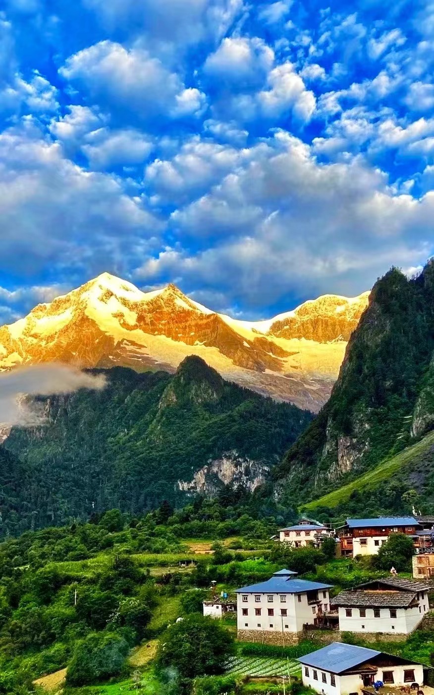 跟著麗江小編一起游云南：走進雨崩，徒步探尋云南深藏的絕美天堂！